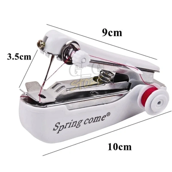 Máy may mini cầm tay đã nhanh chóng trở thành “đồ dùng” thiết yếu trong nhiều gia đình Việt, đặc biệt là đối với những người mới bắt đầu học may hoặc sinh viên cần vá quần áo nhanh chóng. (Ảnh 2) Máy may mini cầm tay đã nhanh chóng trở thành “đồ dùng” thiết yếu trong nhiều gia đình Việt, đặc biệt là đối với những người mới bắt đầu học may hoặc sinh viên cần vá quần áo nhanh chóng. (Ảnh 2)