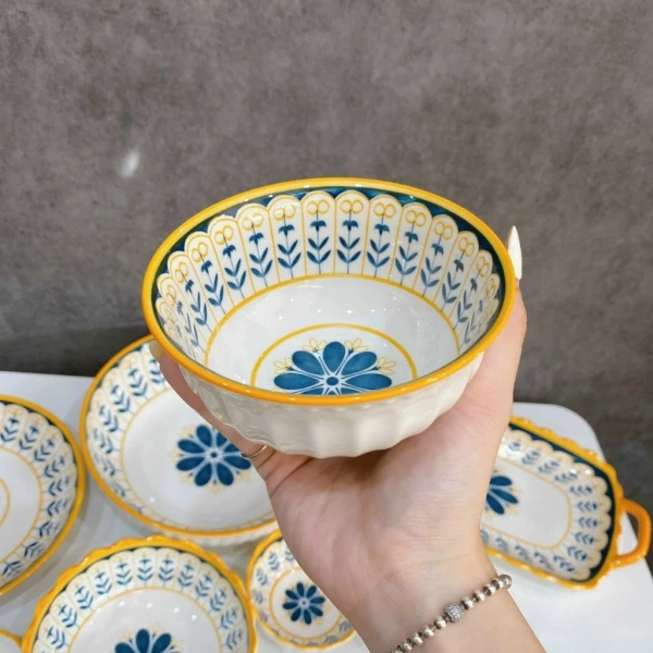 Men sáng trên bát đĩa thổ cẩm dễ mất độ bóng sau vài lần rửa, điều mà ít ai lưu ý. - Ảnh 3