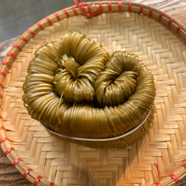 Mì ngũ sắc rau củ đặc sản Bắc Giang là sản phẩm được làm thủ công từ các nguyên liệu như gạo Bao Thai, củ quả tươi không chất bảo quản và được phân màu bằng 05 loại thực phẩm tự nhiên (nghệ, gấc, gạo lứt, củ dền, chùm ngây). (Ảnh 5)