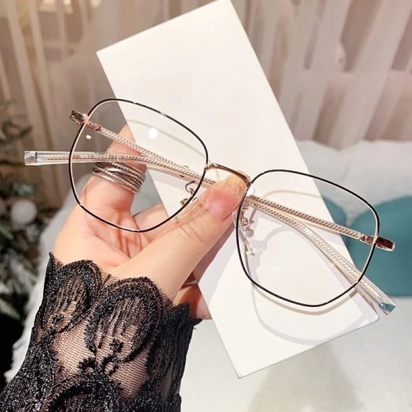 Mỏi mắt suốt ngày làm việc trên máy tính, nhận ra kính cận chống ánh sáng xanh thực sự giảm căng thẳng mắt. - Ảnh 1