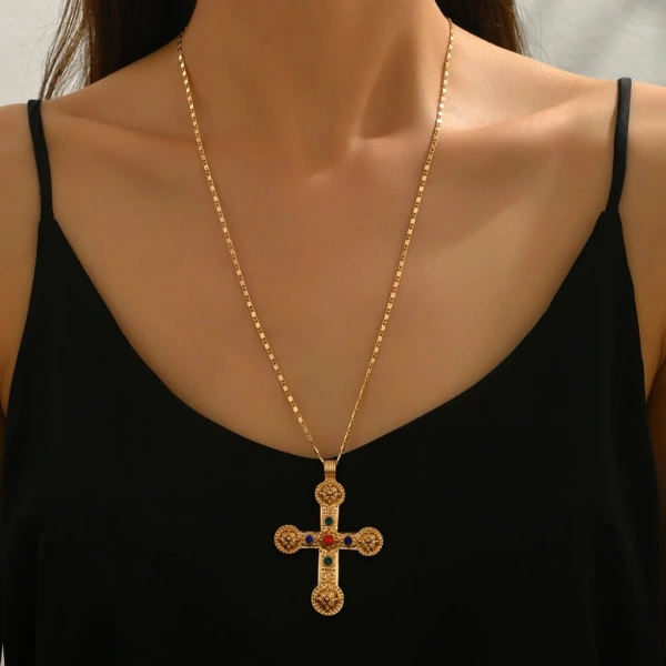 Một ví dụ thực tế: áo crop top đen phối cùng vòng cổ dài chữ thập bạc, bạn có thể để phần mặt thánh giá nằm giữa áo và da, tạo cảm giác “lớp” tinh tế nhưng vẫn bảo vệ vòng không dính vào da. (Ảnh 4)
