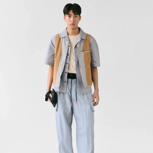 Trong việc lựa chọn áo khoá kéo, người tiêu dùng thường cân nhắc giữa Taslan, polyester, cotton và nylon thông thường. (Ảnh 4)