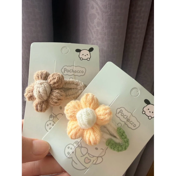 Nhờ chiều dài và độ dày vừa phải, kẹp tóc này đủ “chắc” để giữ mối tóc dày, mỏng, dài ngắn mà không bị lỏng rãi. (Ảnh 2)