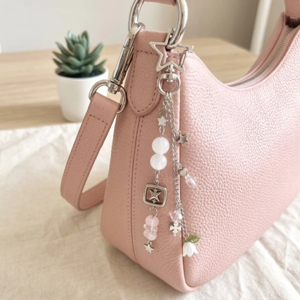 Một chiếc móc khóa bạc nhẹ nhàng đã thay đổi cách chúng ta quản lý và bảo quản chìa khóa hàng ngày. - Ảnh 1