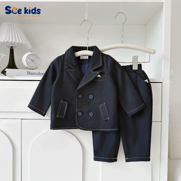 Vest không nhất thiết phải xuất hiện riêng lẻ; cách bạn kết hợp các phụ kiện và lớp áo sẽ quyết định mức độ “sang” của trang phục. (Ảnh 4) Vest không nhất thiết phải xuất hiện riêng lẻ; cách bạn kết hợp các phụ kiện và lớp áo sẽ quyết định mức độ “sang” của trang phục. (Ảnh 4)