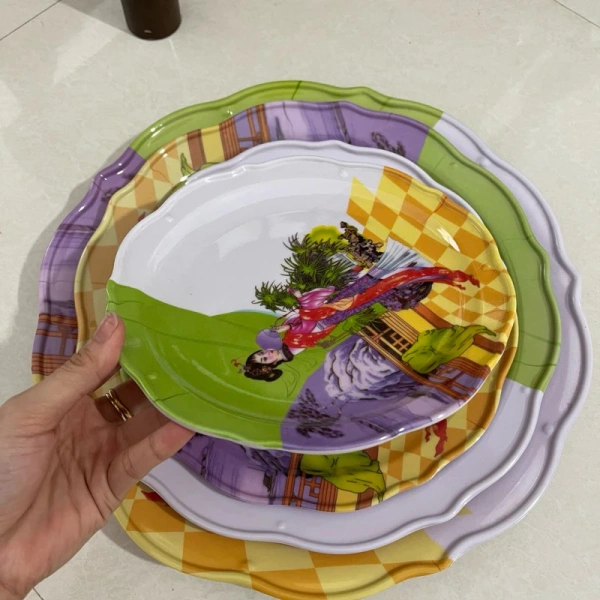 Một trong những nghi lễ trên bàn thờ là lễ cúng dâng đồ ăn, trái cây, hay rượu. (Ảnh 2)