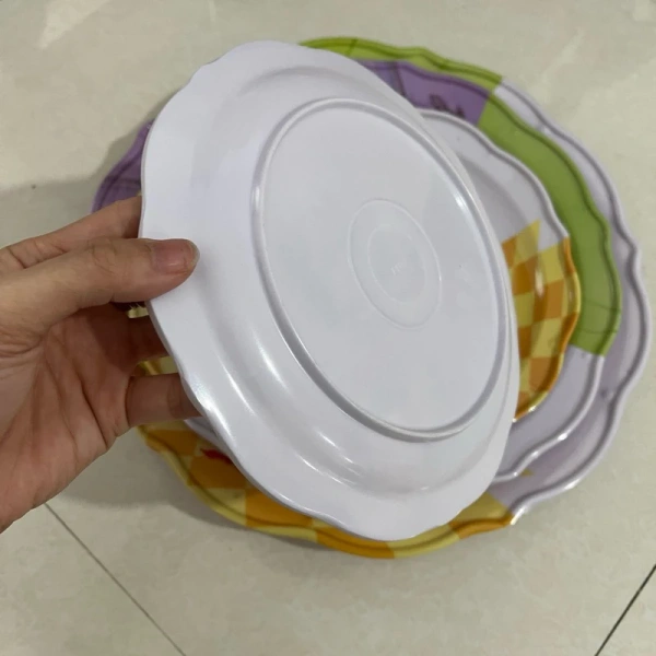 Rửa dĩa melamine bằng tay bằng bọt biển gồ ghề, hay dùng giẻ khô mạnh để chà xát nhằm “làm sáng” bề mặt thường gây trầy xước nhẹ trên lớp sơn. (Ảnh 3)