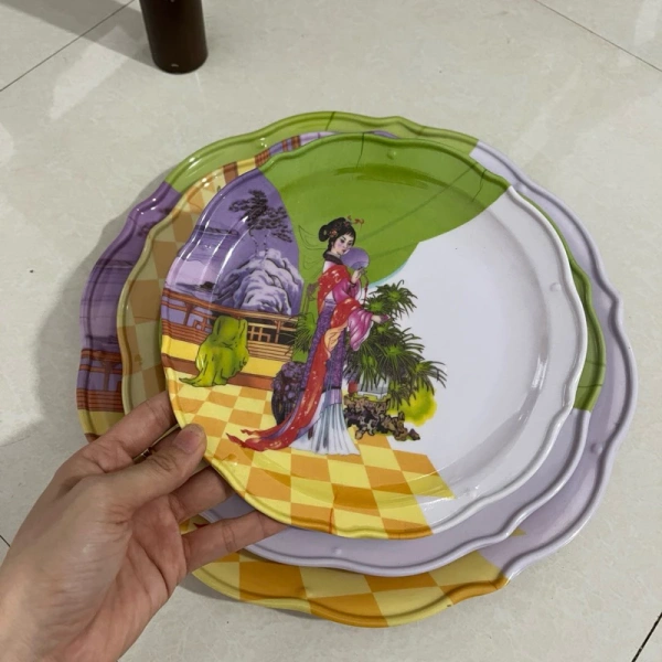 Việc lựa chọn vật liệu phù hợp còn tùy thuộc vào phong cách thờ cúng, tầm quan trọng của thẩm mỹ và mức độ thường xuyên thay đổi đồ cúng. (Ảnh 4)