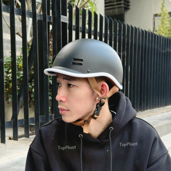 Kiểu mũ “cá heo” (half-face) được ưa chuộng vì tính thời trang, nhẹ, và không làm mất tóc khi đội. (Ảnh 5) Kiểu mũ “cá heo” (half-face) được ưa chuộng vì tính thời trang, nhẹ, và không làm mất tóc khi đội. (Ảnh 5)