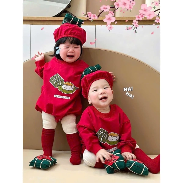 Mũ đi kèm áo liền thân bé khiến buổi chụp hình Tết bất ngờ rối rắm - Ảnh 1