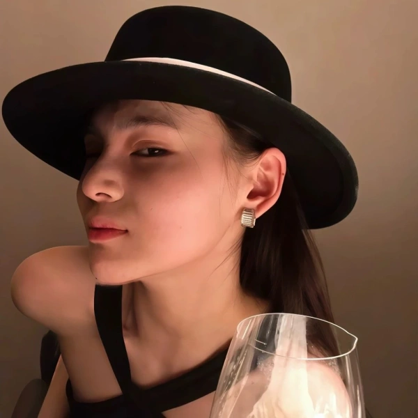 Với mũ nỉ SIRENXI dành cho nữ, thiết kế vẫn giữ “độ rộng vành” cổ điển nhưng chất liệu polyester được cải tiến để nhẹ hơn, giảm thiểu cảm giác ép đầu. (Ảnh 3) Với mũ nỉ SIRENXI dành cho nữ, thiết kế vẫn giữ “độ rộng vành” cổ điển nhưng chất liệu polyester được cải tiến để nhẹ hơn, giảm thiểu cảm giác ép đầu. (Ảnh 3)