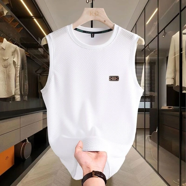 Với màu đồng nhất và thiết kế tối giản, bạn có thể kết hợp áo ghi lê mỏng với quần kaki màu be hoặc xám nhạt. (Ảnh 2) Với màu đồng nhất và thiết kế tối giản, bạn có thể kết hợp áo ghi lê mỏng với quần kaki màu be hoặc xám nhạt. (Ảnh 2)