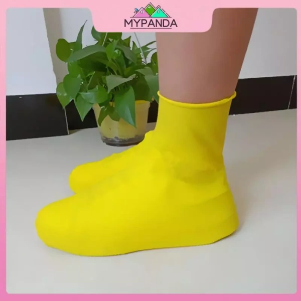 Một trong những mẫu giày được thiết kế để cân bằng giữa khả năng chống thấm và độ bám là Giày đi mưa MYPANDA Vỏ giày chống nước Silicone Unisex. (Ảnh 3)