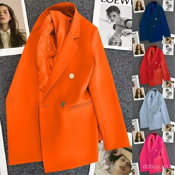 Việc mặc áo khoác màu xanh kẹo bên trong hoặc ngoài blazer sẽ tạo ra các “lớp” màu sắc, giúp người nhìn cảm nhận được chiều sâu và cấu trúc của trang phục. (Ảnh 2)
