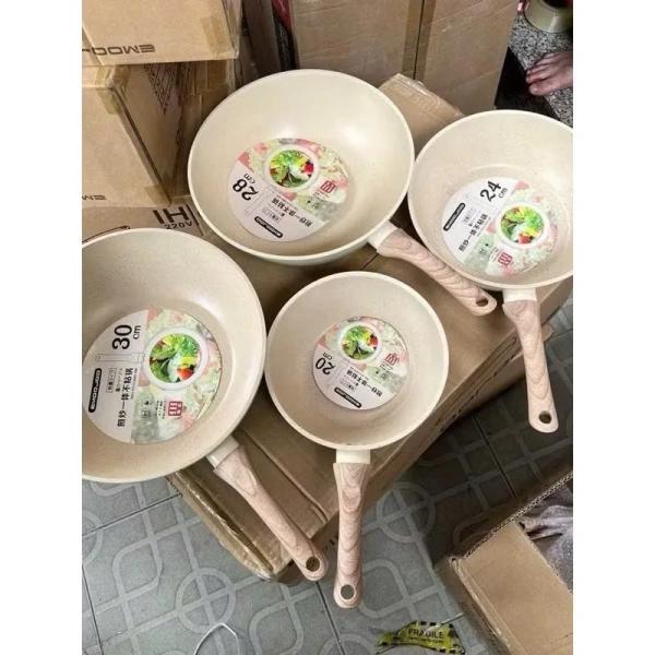Trong các mẫu chảo trên thị trường, Chảo Chống Dính Bếp Từ Vân Đá Kiểu Nhật nổi bật không chỉ vì lớp ceramic chống dính chất lượng cao, mà còn vì cán gỗ tự nhiên được thiết kế tỉ mỉ, mang lại cảm giác ấm áp và thẩm mỹ như đã đề cập. (Ảnh 4) Trong các mẫu chảo trên thị trường, Chảo Chống Dính Bếp Từ Vân Đá Kiểu Nhật nổi bật không chỉ vì lớp ceramic chống dính chất lượng cao, mà còn vì cán gỗ tự nhiên được thiết kế tỉ mỉ, mang lại cảm giác ấm áp và thẩm mỹ như đã đề cập. (Ảnh 4)