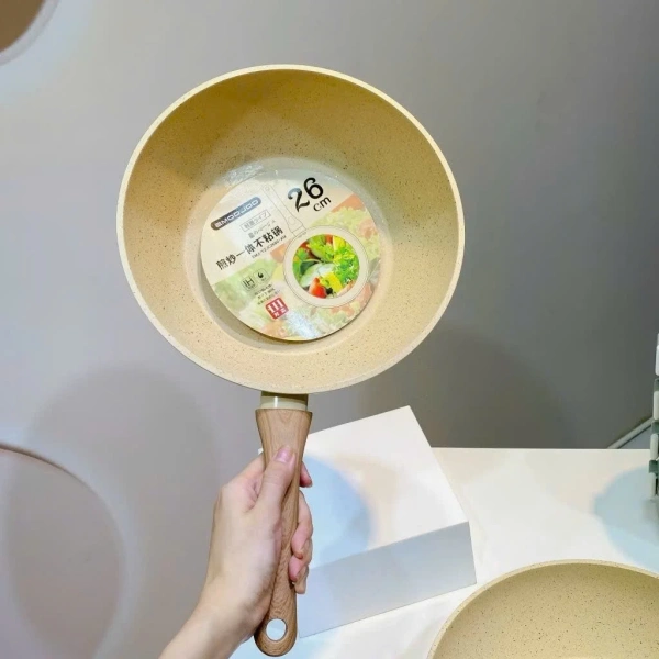 Mùi gỗ trên cán chảo chống dính kiểu Nhật mang lại cảm giác ấm áp hơn cả bếp - Ảnh 5 Mùi gỗ trên cán chảo chống dính kiểu Nhật mang lại cảm giác ấm áp hơn cả bếp - Ảnh 5