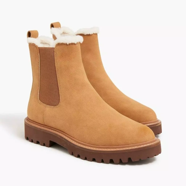 Giày thể thao dạng "snow boot" thường có vỏ tổng hợp nhẹ, lớp lót bông dày và đế cao su siêu dẻo. (Ảnh 3) Giày thể thao dạng "snow boot" thường có vỏ tổng hợp nhẹ, lớp lót bông dày và đế cao su siêu dẻo. (Ảnh 3)