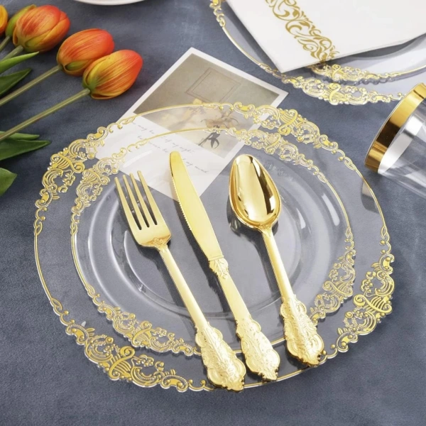 Một trong những bất ngờ đáng tiếc nhất là đĩa nhựa dễ gãy khi chịu áp lực mạnh, chẳng hạn như khi khách dùng dao kéo cắt bánh hoặc đặt đĩa nặng lên một miếng nhựa mỏng. (Ảnh 3)
