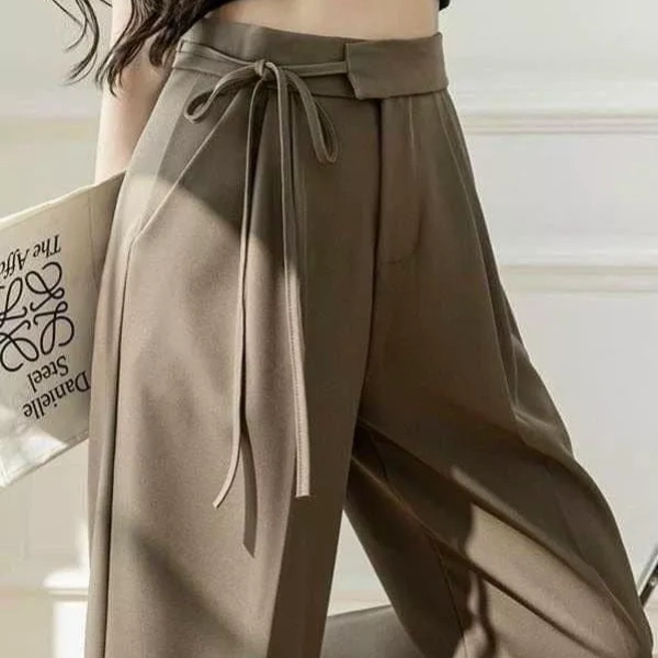 Quần cạp cao có thể được thiết kế với điểm nhấn thắt nơ hoặc dây thắt điều chỉnh. (Ảnh 3) Quần cạp cao có thể được thiết kế với điểm nhấn thắt nơ hoặc dây thắt điều chỉnh. (Ảnh 3)