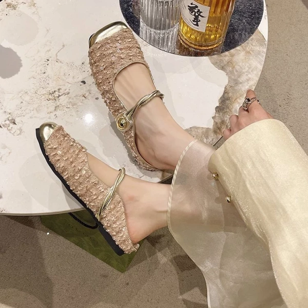Để tận dụng tối đa lợi ích của giày Mary Jane mũi vuông, việc phối đồ cần một số chiến lược nhỏ. (Ảnh 4)