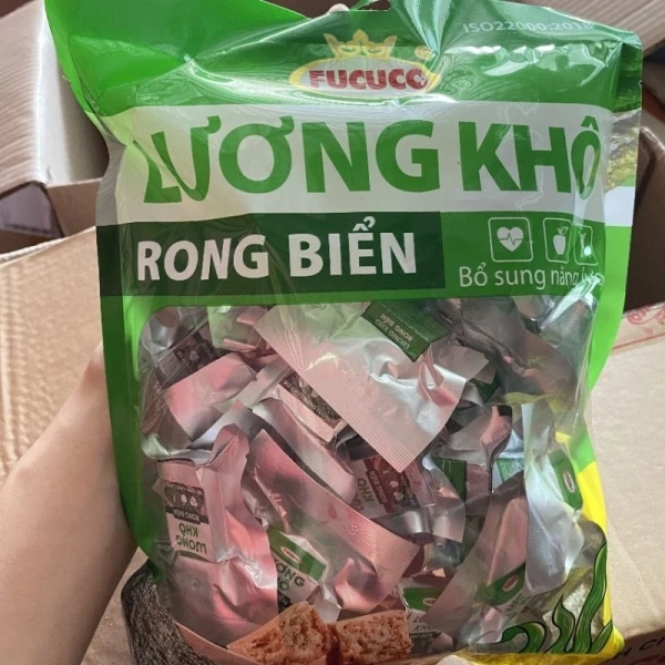 Lương khô rất nhạy cảm với độ ẩm, nếu để trong môi trường ẩm ướt sẽ làm giảm độ giòn, thậm chí làm sản phẩm bị mốc. (Ảnh 3) Lương khô rất nhạy cảm với độ ẩm, nếu để trong môi trường ẩm ướt sẽ làm giảm độ giòn, thậm chí làm sản phẩm bị mốc. (Ảnh 3)