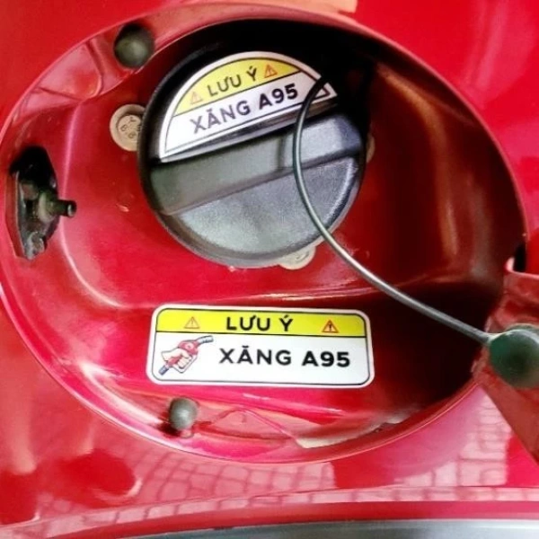 Người lái xe thường nhầm xăng A95 với diesel, liệu tem bảo vệ động cơ có thực sự ngăn được lỗi này? - Ảnh 2