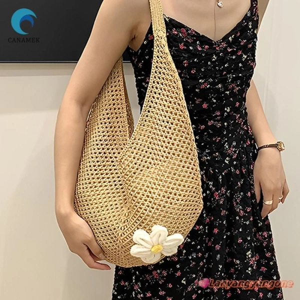 Chiếc túi tote dệt kim hoa rỗng thường được làm từ polyester chất lượng cao, tạo cảm giác nhẹ, bề mặt mịn và bền bỉ với thời tiết. (Ảnh 2)