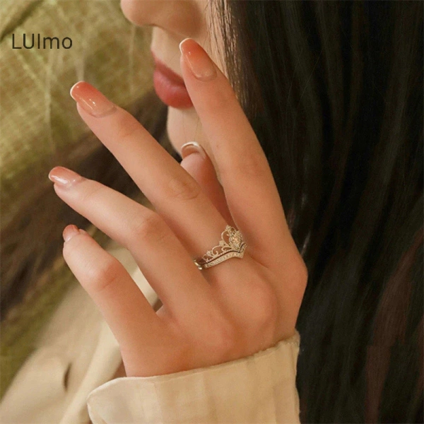 Nhẫn tim thường được làm từ đồng hoặc hợp kim mạ vàng, nhằm cân bằng giữa độ bền và giá thành. (Ảnh 3) Nhẫn tim thường được làm từ đồng hoặc hợp kim mạ vàng, nhằm cân bằng giữa độ bền và giá thành. (Ảnh 3)