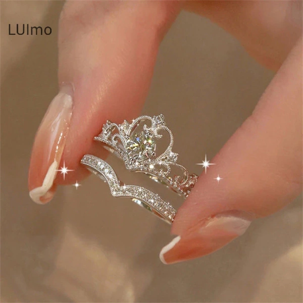 Với người muốn điều chỉnh kích thước ngay trong ngày, việc nhẫn không có chốt mở đồng nghĩa với việc cần tới thợ kim hoàn – có thể mất từ 1-2 giờ. (Ảnh 5) Với người muốn điều chỉnh kích thước ngay trong ngày, việc nhẫn không có chốt mở đồng nghĩa với việc cần tới thợ kim hoàn – có thể mất từ 1-2 giờ. (Ảnh 5)