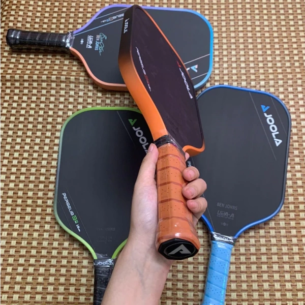Carbon fiber (sợi carbon) đã trở thành vật liệu ưa thích trong thiết kế vợt thể thao nhờ đặc tính: nhẹ, cứng và khả năng truyền tải năng lượng tốt. (Ảnh 2)