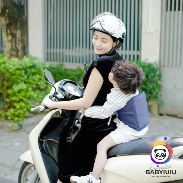 Nhiệt độ mùa hè cao khiến đai an toàn cho bé ngồi trước xe máy mất thoải mái nếu không có lớp đệm lưng thoáng khí. - Ảnh 5 Nhiệt độ mùa hè cao khiến đai an toàn cho bé ngồi trước xe máy mất thoải mái nếu không có lớp đệm lưng thoáng khí. - Ảnh 5