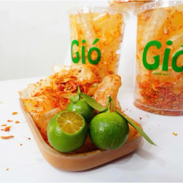 Nhiều người mong một món vặt nhẹ, nhưng thực tế bánh tráng gió thường để lại lớp dính khiến túi đựng dày hơn - Ảnh 1