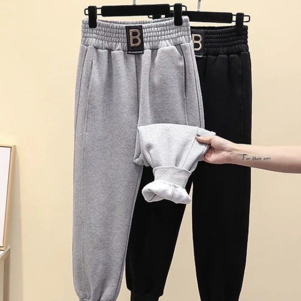 Kết quả, jogger bo gấu mang lại cảm giác thoải mái như “quần thể thao” nhưng với vẻ ngoài lịch lãm hơn, đồng thời bảo toàn độ bền “gần như denim” mà không làm mất đi sự dễ chịu. (Ảnh 5)