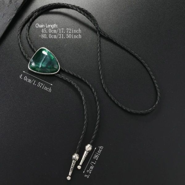 Một chiếc cà vạt bolo dây da với đá tam giác không chỉ là phụ kiện; nó là công cụ giao tiếp vô lời. (Ảnh 2) Một chiếc cà vạt bolo dây da với đá tam giác không chỉ là phụ kiện; nó là công cụ giao tiếp vô lời. (Ảnh 2)