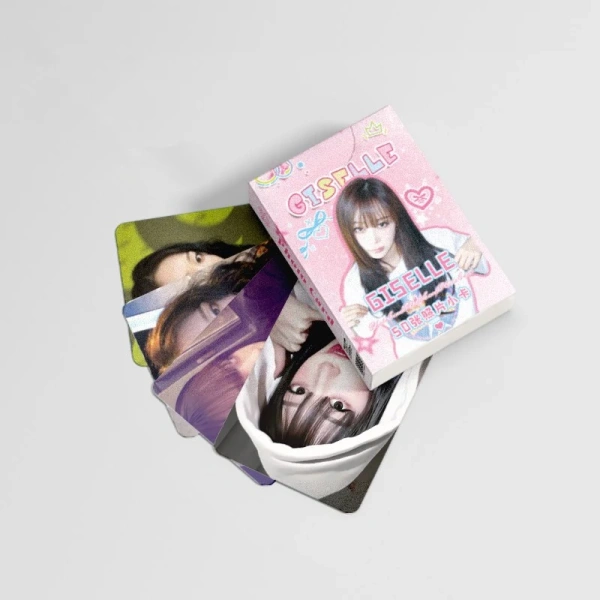Hiện nay, trên các nền tảng thương mại điện tử và cửa hàng fan‑shop, thẻ LOMO được bày bán dưới nhiều hình thức khác nhau. (Ảnh 4) Hiện nay, trên các nền tảng thương mại điện tử và cửa hàng fan‑shop, thẻ LOMO được bày bán dưới nhiều hình thức khác nhau. (Ảnh 4)