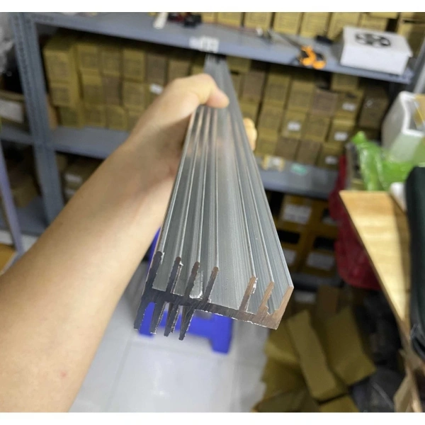 Nhôm tản nhiệt 2 tầng 7 cánh dài 1 mét đáp ứng đồng thời ba nhu cầu trên. (Ảnh 4) Nhôm tản nhiệt 2 tầng 7 cánh dài 1 mét đáp ứng đồng thời ba nhu cầu trên. (Ảnh 4)