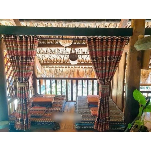Nguyễn An – một nhân vật trong một khu phố cổ Hà Nội, quyết định thay rèm cũ bằng vải thổ cẩm cho phòng khách. (Ảnh 4) Nguyễn An – một nhân vật trong một khu phố cổ Hà Nội, quyết định thay rèm cũ bằng vải thổ cẩm cho phòng khách. (Ảnh 4)