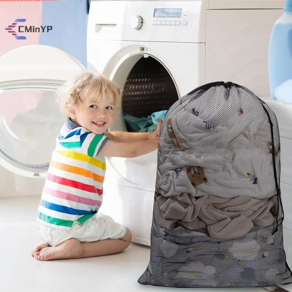 Một “giải pháp” nhẹ nhàng nhưng vô cùng hiệu quả là đưa quần áo vào túi giặt lưới trước khi cho vào máy giặt. (Ảnh 2)