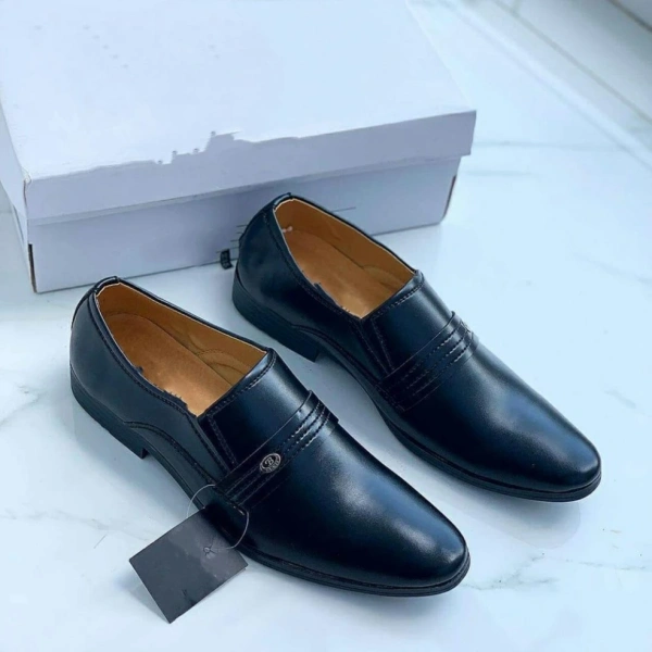 Hầu hết các mẫu giày tây nam cao cấp ngày nay đều chú trọng vào kỹ thuật khâu. (Ảnh 3) Hầu hết các mẫu giày tây nam cao cấp ngày nay đều chú trọng vào kỹ thuật khâu. (Ảnh 3)