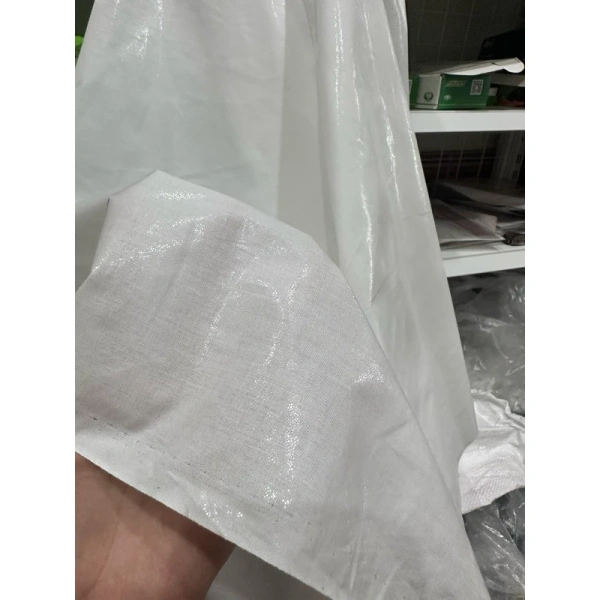 Phun nhẹ một lớp chất bảo vệ vải (fabric protector) lên khu vực đã dán keo giúp giảm độ ma sát và tác động của chất tẩy khi giặt. (Ảnh 5) Phun nhẹ một lớp chất bảo vệ vải (fabric protector) lên khu vực đã dán keo giúp giảm độ ma sát và tác động của chất tẩy khi giặt. (Ảnh 5)