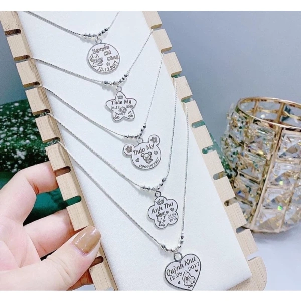 Khắc tên trên dây chuyền không chỉ là một hành động thẩm mỹ; nó còn liên quan đến độ bền của ký tự qua thời gian. (Ảnh 3)
