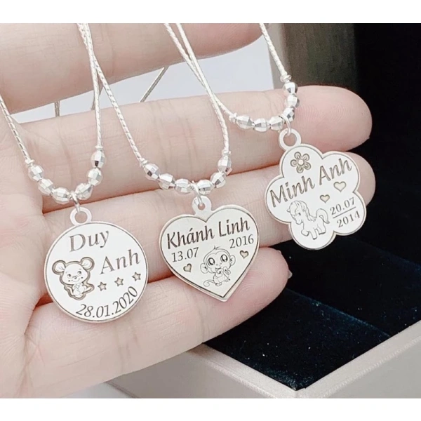 Để lựa chọn đúng, phụ huynh thường phải so sánh giữa nhiều mẫu mã, giá cả và uy tín của các cửa hàng. (Ảnh 4)
