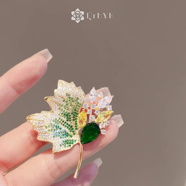 Nơ cổ là phụ kiện không thể thiếu khi muốn “đánh bật” chiếc váy dài. (Ảnh 2)