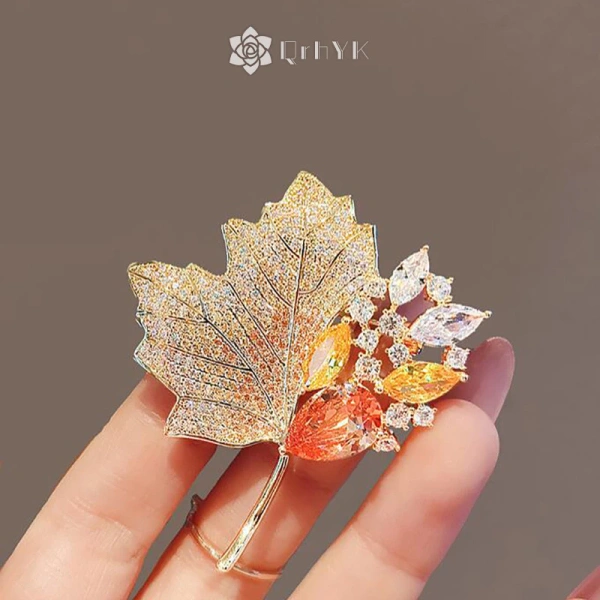 Những chiếc băng tai (ear pins) thổ cẩm kết hợp với pha lê mang đến ánh sáng lung linh nhưng lại tiềm ẩn một số rủi ro nếu không xem xét cẩn thận. (Ảnh 3)