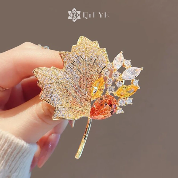 Giày cưới được làm từ vải thổ cẩm thường mang tính nghệ thuật cao, tuy nhiên đôi giày không phù hợp sẽ làm cô dâu phải chịu đau chân cả buổi tối. (Ảnh 4)