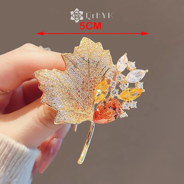 Đối với những cô dâu muốn có phong cách vintage hoặc truyền thống, khăn trùm đầu (headscarf) thổ cẩm là lựa chọn “đúng” để tạo nét độc đáo. (Ảnh 5)
