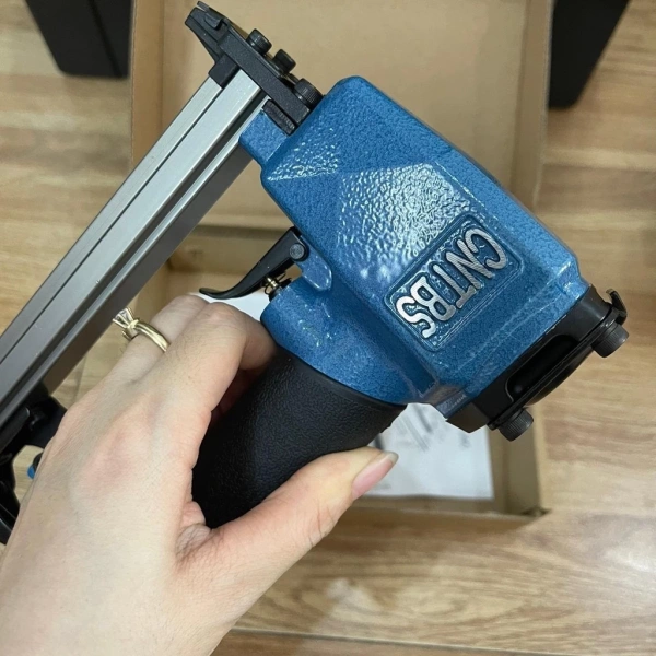 Đầu cầm của máy U 1013J được bọc lớp cao su giúp giảm trơn trượt và tạo cảm giác thoải mái cho người dùng. (Ảnh 3)