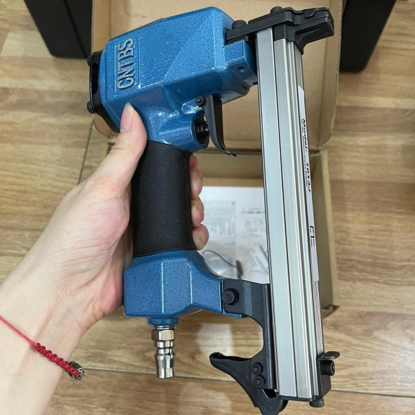 Khi bạn đã hiểu rõ các yếu tố gây hỏng máy bắn ghim, việc lựa chọn một thiết bị đáp ứng tiêu chuẩn chất lượng cao sẽ giảm đáng kể các rủi ro trên. (Ảnh 5)