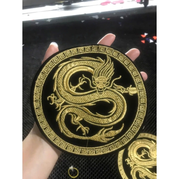 Những khó khăn ẩn sau khi gắn sticker thêu lên áo dài khiến việc ủi nhiệt bất ngờ - Ảnh 2