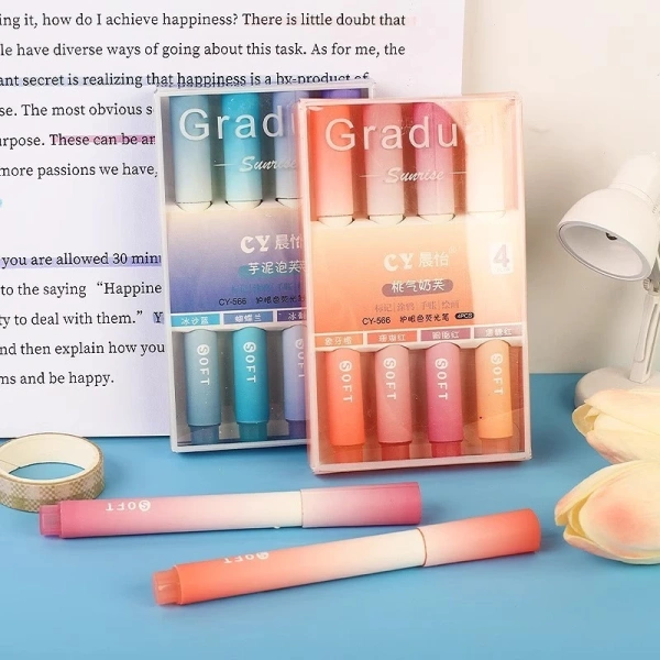 Đối với các bộ bút highlight pastel hiện nay, bao bì thường được thiết kế như các món kẹo ngọt – màu macaron, hình dạng mũi cong, khiến người dùng muốn “đắm chìm” trong niềm vui sử dụng. (Ảnh 2)